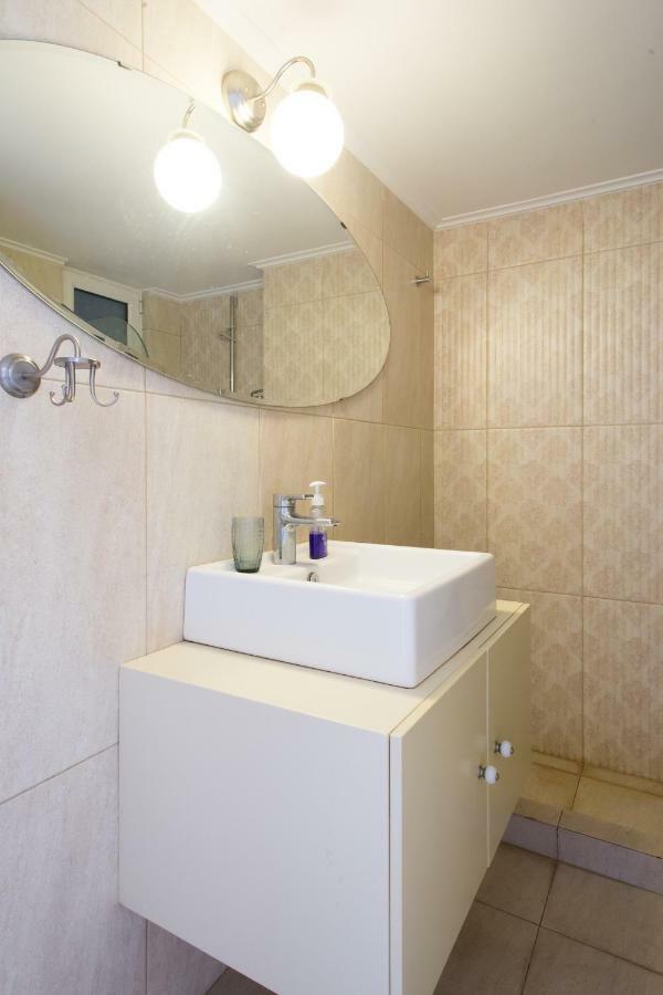 Elegant Home Next To Metro Athena Bagian luar foto